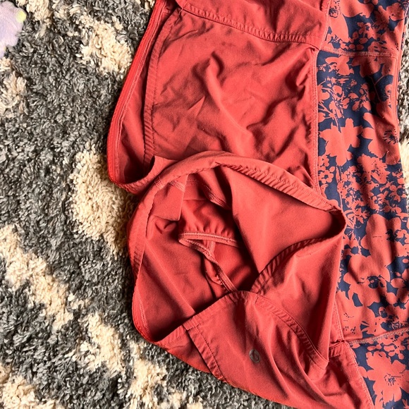 Lululemon size 6 dance shorts excellent condition - Picture 4 of 5